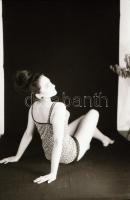 cca 1979 Műteremben, kombinéban, 15 db vintage NEGATÍV Marinkay István veszprémi fotóművész hagyaték...