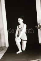 cca 1979 Műteremben, kombinéban, 15 db vintage NEGATÍV Marinkay István veszprémi fotóművész hagyaték...