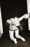 cca 1979 Műteremben, kombinéban, 15 db vintage NEGATÍV Marinkay István veszprémi fotóművész hagyaték...