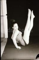 cca 1979 Műteremben, kombinéban, 15 db vintage NEGATÍV Marinkay István veszprémi fotóművész hagyaték...