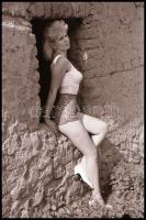 cca 1982 Szőke modell Salgóbányán, 30 db vintage NEGATÍV egy bikinis lányról, Marinkay István veszpr...