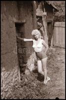 cca 1982 Szőke modell Salgóbányán, 30 db vintage NEGATÍV egy bikinis lányról, Marinkay István veszpr...