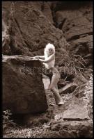 cca 1982 Szőke modell Salgóbányán, 30 db vintage NEGATÍV egy bikinis lányról, Marinkay István veszpr...