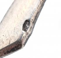 Ezüst (Ag) Art Deco bross gránáttal ékítve. Jelzett, bruttó: 15,7g, 9,5x6cm