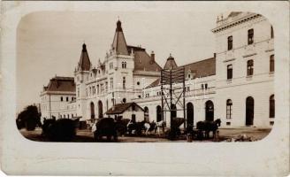 Temesvár, Timisoara; Józsefváros, Vasúti indóház, lovas hintók / Iosefin, railway station, horse chariots. photo (EM)
