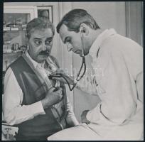 cca 1968 Latinovits Zoltán (1931-1976) színművész az orvos szerepében, a Fiúk a térről című filmben, 1 db vintage produkciós filmfotó, ezüst zselatinos fotópapíron, 18x18 cm