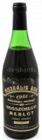 1985 Hosszúhegyi Merlot 1985, muzeális bor, hajós-bajai borvidék, szakszerűen tárolt bontatlan palack vörösbor, kopott, a címkén kis sérülésnyomokkal, 0,75l.