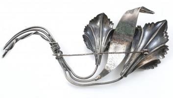 Ezüst (Ag) bross, díszdobozban,jelzett, fém tűvel, sérüléssel, bruttó: 23 g