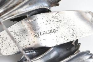 Ezüst (Ag) bross, díszdobozban,jelzett, fém tűvel, sérüléssel, bruttó: 23 g