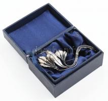Ezüst (Ag) bross, díszdobozban,jelzett, fém tűvel, sérüléssel, bruttó: 23 g