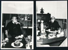 1981 Barcsay Jenő (1900-1988) festőművész, tanár a Képzőművészeti Főiskola rektori szobájában születésnapját ünnepli, 3 db fotó (ebből 2 db hátoldalán feliratozott), 18×12 cm