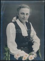 cca 1930-1940 Lányka virágokkal, színezett fotó, hátoldalán ragasztás nyomaival (feltehetően korábban albumban), jelzés nélkül, 23×17 cm