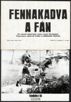 1970 ,,Fennakadva a fán című francia film jelenetei és szereplői (köztük Louis de Funes és Gereldine Chaplin), 13 db vintage produkciós filmfotó, ezüst zselatinos fotópapíron, + hozzáadva egy szöveges kisplakát, 18x24 cm