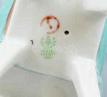 Hollóházi porcelán lány paprikával, kézzel festett, jelzett, kopásnyomokkal, m: 25 cm