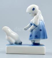 Zsolnay tyúkot etető kislány. Kézzel festett, jelzett, minimális kopással, 10,5x9x4 cm
