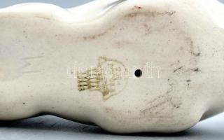 Zsolnay labdázó cica, kézzel festett, jelzett, apró kopásokkal, 12×3,5×3,5 cm