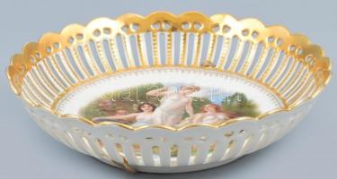 Karlsbadi porcelán dísztányér, jelzés nélkül, kopásokkal. D: 25 cm