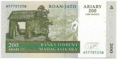 Madagaszkár 2004. 200A / 1000Fr A 5770125 B T:I- Madagascar 2004. 200 Ariary / 1000 Francs A 5770125 B C:AU Krause P#87