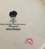 Hollóházi Szász Endre által tervezett mintával díszített tányér. Matricás, jelzett, kopásnyomokkal, ...