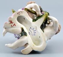 Würtwnbwrgi figurális váza, kézzel festett porcelán, jelzett, egy szirom letört, de megvan a darabja...