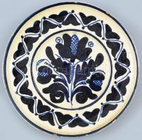 Régi Korondi népi tányér, cserép, korának megfelelő sérülésekkel, d: 17 cm