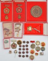 35db-os vegyes szocialista kitüntetés, jelvény, miniatűr jelvény tétel, közte 7db tokokkal, közte sok Szocialista Brigád miniatűr T:vegyes