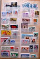 Rendezetlen magyar készlet jól megpakolt 10 lapos könyvkötészeti berakóban, elsősorban a 60-as 80-as évek sorai több példányban is, de több korábbi sorozat is van közte, a negyvenes ötvenes évekből. Érdemes átnézni és számolni!!