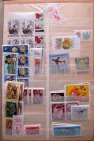 Rendezetlen magyar készlet jól megpakolt 10 lapos könyvkötészeti berakóban, elsősorban a 60-as 80-as...