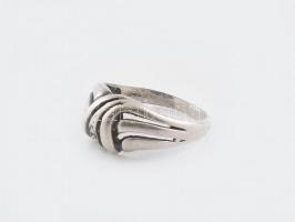 Ezüst (Ag) gyűrű, jelzett 1,4 g, m: 52.