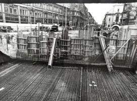 cca 1975 Budapest, Felszabadulás (Ferenciek) tere, Jégbüfé, metró építése, Engi László felvétele, jelzés nélkül, 30x40 cm