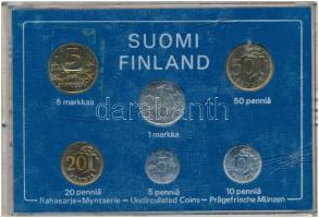 Finnország 1983. 5p-5M (6xklf) forgalmi sor kartonlapon, műanyag tokban T:1 patina, sérült tok Finland 1983. 5 Pennia - 5 Markkaa (6xdiff) coin set on cardboard, in plastic case C:UNC patina, damaged case