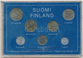 Finnország 1977. 1p-5M (7xklf) forgalmi sor kartonlapon, műanyag tokban T:1 patina, sérült tok Finland 1977. 1 Penni - 5 Markkaa (7xdiff) coin set on cardboard, in plastic case C:UNC patina, damaged case