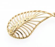 Arany (Au) 14 K pálmalevél fülbevalópár, jelzett, 3,5×1,2 cm, nettó: 2,7 g