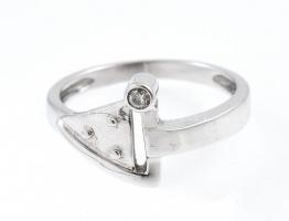 Fehérarany (Au) 14 K modern köves gyűrű, jelzett, méret: 53, bruttó: 2,5 g