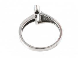 Fehérarany (Au) 14 K modern köves gyűrű, jelzett, méret: 53, bruttó: 2,5 g