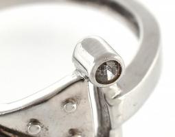 Fehérarany (Au) 14 K modern köves gyűrű, jelzett, méret: 53, bruttó: 2,5 g