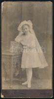 cca 1900-1910 Kislány fátyolban, keményhátú fotó Mai és Társa budapesti műterméből, kissé sérült, 20,5x11 cm