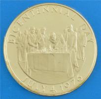 Amerikai Egyesült Államok 1976. A függetlenség 200. évfordulója (Bicentennial) Ag elsőnapi emlékveret kartonlapon, emlékbélyegekkel felbélyegzett és egyben tanúsítványként szolgáló borítékban, eredeti műanyag tokban (~14,15g/0,925/31,5mm) T:PP ujjlenyomat, ph USA 1976. US Independence Bicentennial first day cover Ag commemorative medallion on cardboard, in an envelope serving as a certificate, stamped with commemorative stamps, in original plastic case (~14,15g/0,925/31,5mm) C:PP fingerprints, edge error