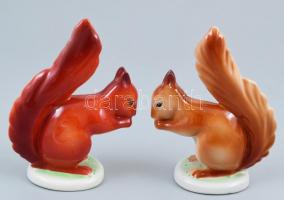 Hollóházi porcelán mókus, kézzel festett, jelzett, kis kopásnyomokkal, m: 13,5 cm (2db)