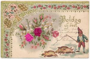 1901 Boldog új évet! Csipke hatású virágos dombornyomott litho üdvözlő selyemlap, törpe / New Year greeting, lace style embossed floral litho greeting art postcard, silk card, dwarf (EK)