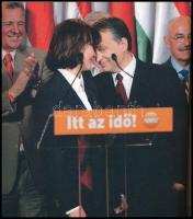 Orbán Viktor: Rengéshullámok. Beszédek, írások 2009-2010. Bp., 2010, Helikon. Egészoldalas fotókkal ...