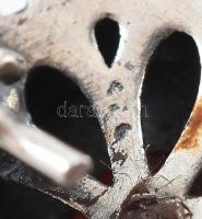 Ezüst(Ag) fülbevalópár két eltérő árnyalatú piros kővel, jelzett, d: 1,7 cm, bruttó: 7,7 g