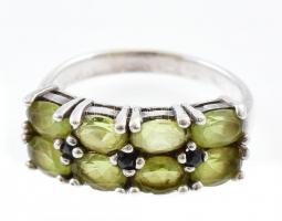Ezüst(Ag) gyűrű zöld kövekkel, jelzett, méret: 58, bruttó: 4,8 g