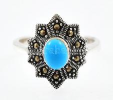 Ezüst(Ag) gyűrű markazittal és kék kővel, jelzett, méret: 57, bruttó: 4,9 g