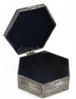 Ezüstözött fém ékszeres dobozka, vésettel: Emlékül születésnapodra 2006. d: 8 cm