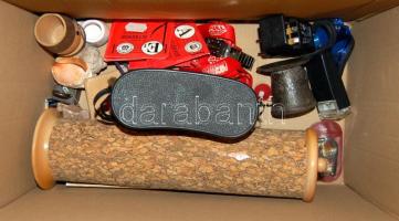 Izgalmas kis bolhapiac tétel, benne: távcső, címeres bortartó, bontatlan gitárhúrok, kis kelyhek és még más egyebek