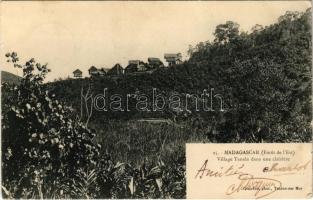1903 Village Tanala dans une clairiere (EK)