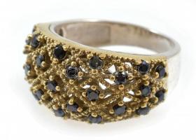 Ezüst(Ag) gyűrű fekete kövekkel, jelzett, méret: 58, bruttó: 5,94 g