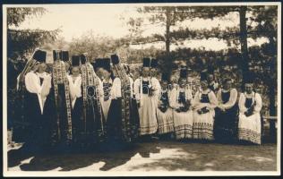 cca 1940 Lányok szász népviseletben, Beszterce/Bistritz/Bistrita, hátoldalán feliratozott fotólap, Foto-Sport Beszterce, 8×13 cm / Saxon peasant girls in traditional dresses, Transylvanian folklore