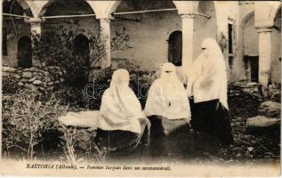 1915 Rastoria (Albanie), Femmes turques dans un caravansérail / Albanian folklore, Turkish women in a caravanserai (EK)